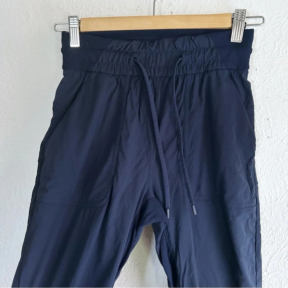 Lululemon Beyond the Studio Crop True Navy Sz 2 - Picture 4 of 6